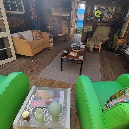 Raglan West Retro Beach Vibe Accommodation Esterno foto